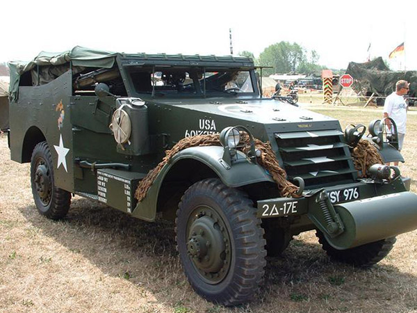軍用車